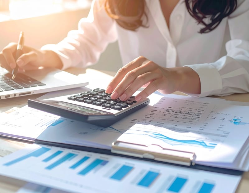 Firefly_finanzierung-und-bilanzauffassung-geschäftsfrau-die-schreibtisch-unter-verwendung-des 30418-1